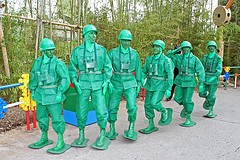 Green Army Men Meet & Play